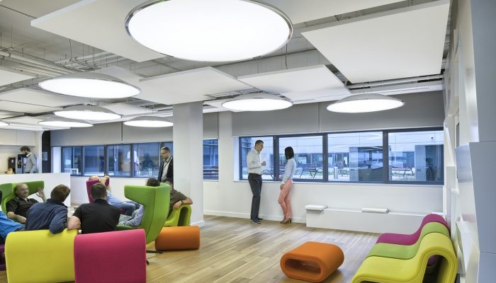 Asma tavanında beyaz paneller bulunan açık ofis dinlenme alanı