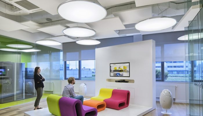 Cam bölmeli ofis sosyal alanı ve beyaz panelli tavan
