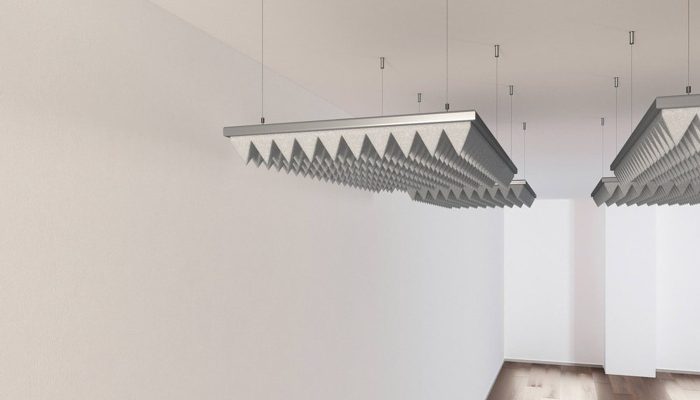 Açık gri piramit sünger baffle panellerinin tavandaki ikinci yerleşimi