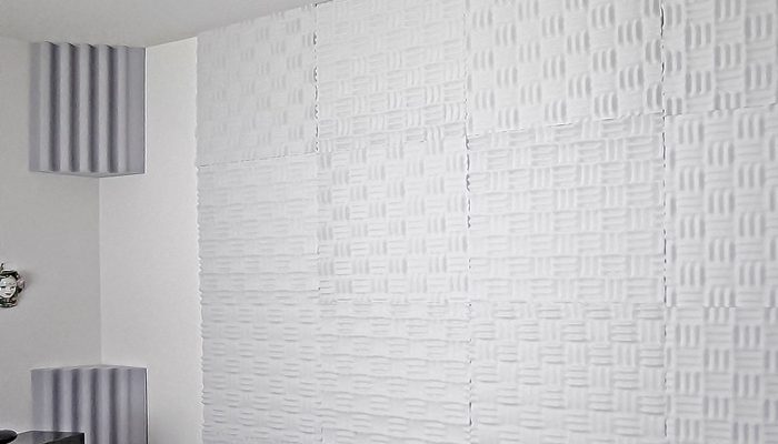 Dinleme odasının duvarında beyaz labirent panel kaplaması