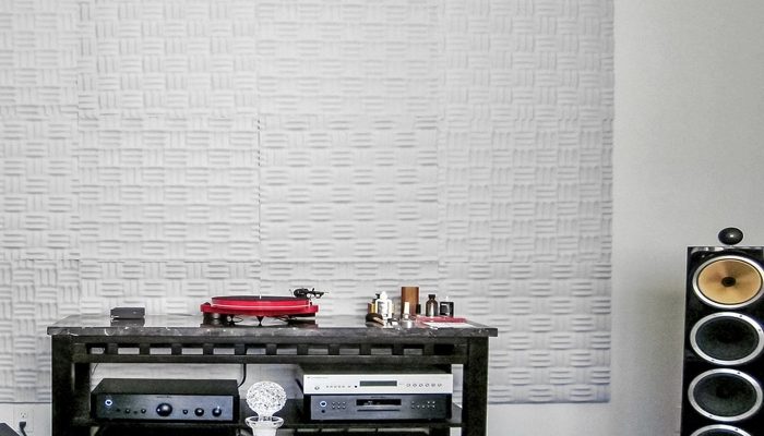 Hi-fi dinleme odasında hoparlörlerin arkasındaki labirent panel duvarı