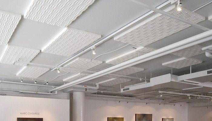 Sanat galerisi tavanına döşenmiş beyaz labirent akustik paneller