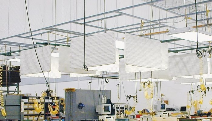 Fabrika tavanından asılan beyaz labirent akustik baffle levhalar