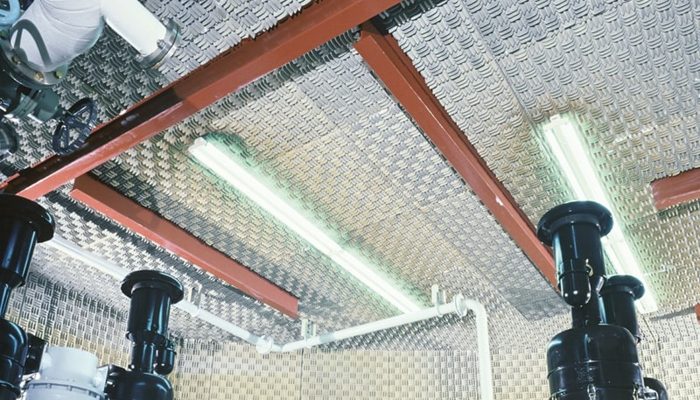 Televizyon stüdyosunda kamera arkasındaki labirent panel duvarı