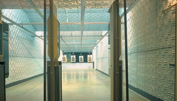 Cam bölmeli koridorda tavan ve duvarda labirent akustik kaplama