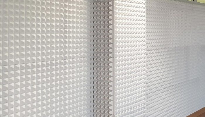 Beyaz piramit sünger kaplı duvar yüzeyinin yakın planı