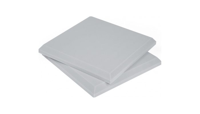 Üst üste kaydırılmış iki açık gri pahlı Basotect panel