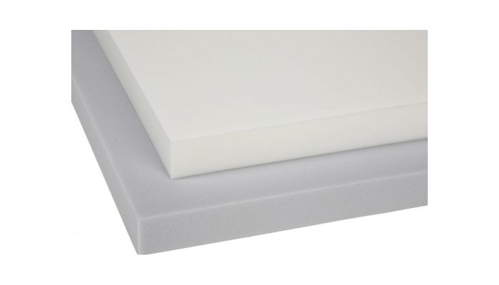 Beyaz ve açık gri Basotect panel plakalarının üst üste kesiti