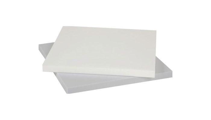 Beyaz ve açık gri Basotect sünger panel plakalarının açılı istifi