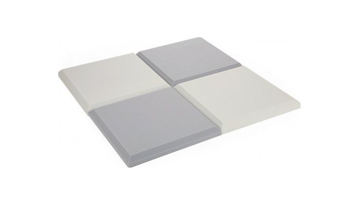 Beyaz ve açık gri Basotect panellerle kurulan dama düzeninde modül