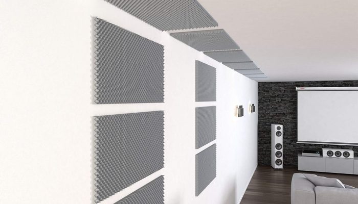 Duvarı ve tavanı yumurta profilli akustik köpüklerle kaplı bir dinleme odası