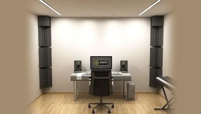 Köşelerde dikey bass trap kolonlu sade stüdyo odası görünümü