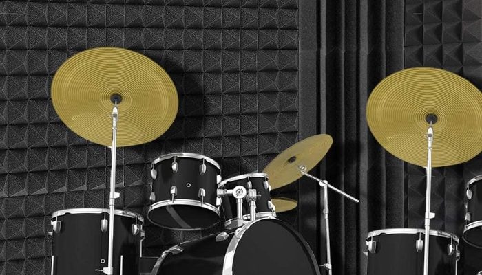 Piramit akustik köpükle kaplı duvar önünde davul seti, stüdyo uygulaması