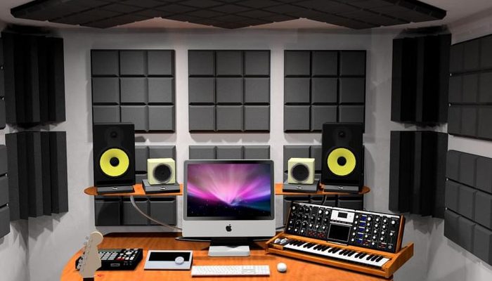 Duvarları piramit akustik köpük panellerle kaplı stüdyo odası