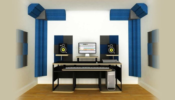Köşelerde zeminden tavana bass trap kolonları bulunan stüdyo kurulumu