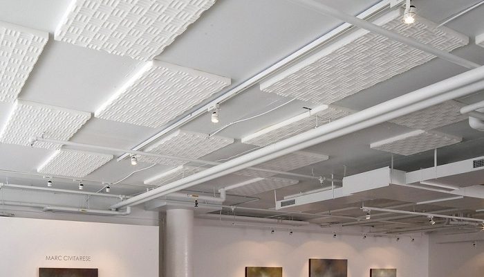 Sanat galerisinde beyaz labirent tavan ve duvarların sakin yüzeyi