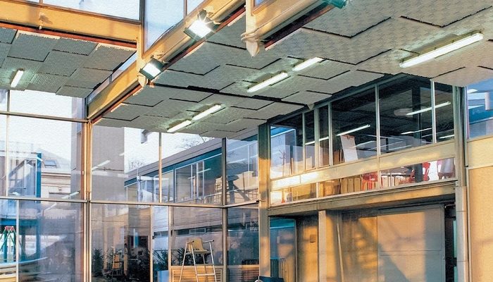 Cam bölmeli ofiste beyaz labirent tavan kaplaması
