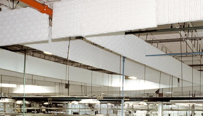 Fabrika tavanında beyaz labirent panellerin geniş yüzey kaplaması