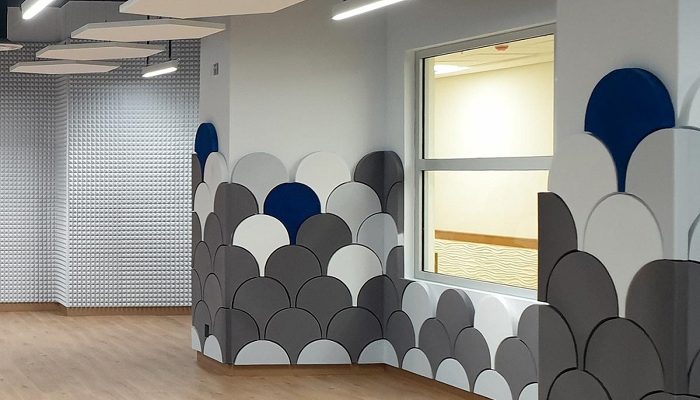 Aydınlık ofis alanında piramit kaplı kolon ve dekoratif pul paneller
