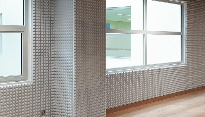 Pencere hattı boyunca beyaz piramit kaplı duvar yüzeyleri