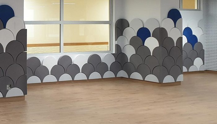 Ofis penceresi boyunca uzanan pul panel ve piramit kaplama