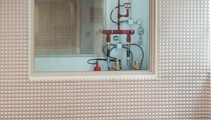 Teknik odanın gözlem penceresi çevresindeki piramit kaplama
