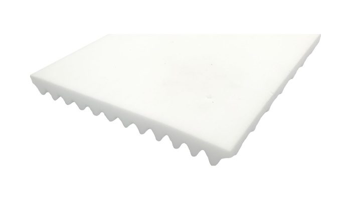 Beyaz special süngerin düz tabanı ve kenarındaki dalgalı profil kesiti