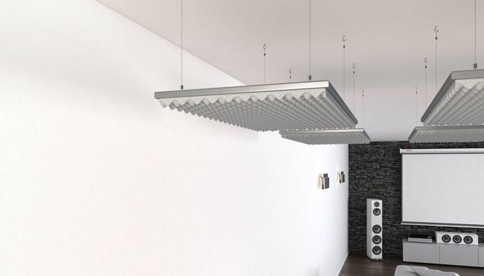 Tavana asılmış yumurta profilli akustik panellerin salon içindeki görünümü