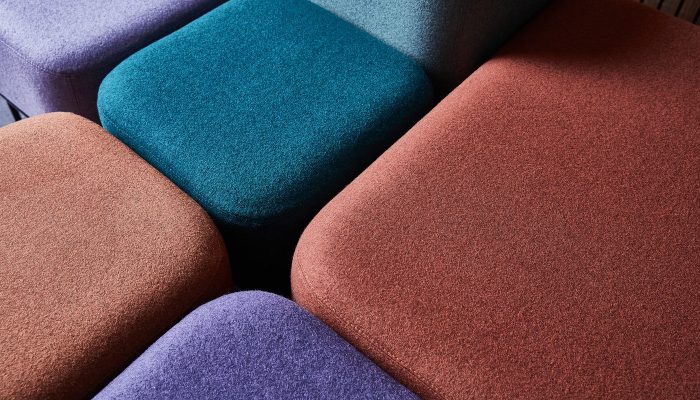 Camira Blazer yün kumaşının yakın çekimi, mor, petrol yeşili ve kiremit tonlarında keçe finişli dokulu yüzey