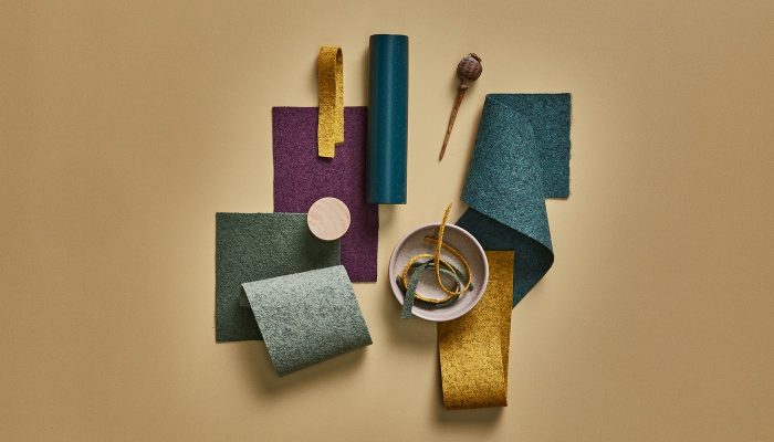 Camira Blazer yün kumaş parçalarından renk kompozisyonu, mor, yeşil, petrol ve hardal tonları hardal zemin üzerinde