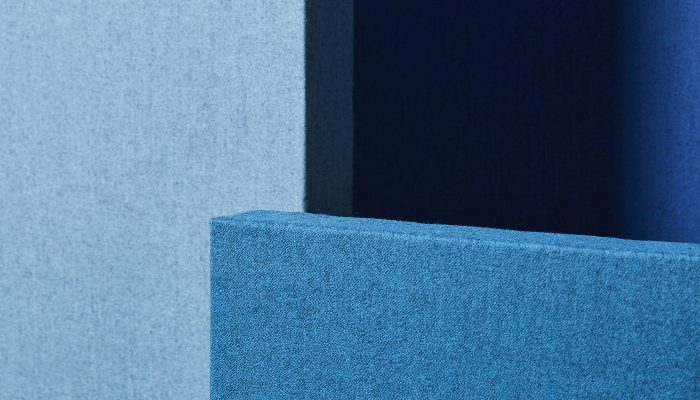 Camira Blazer Lite açık mavi ve lacivert yün kumaşla kaplı akustik panel yüzeylerinin yakın çekimi