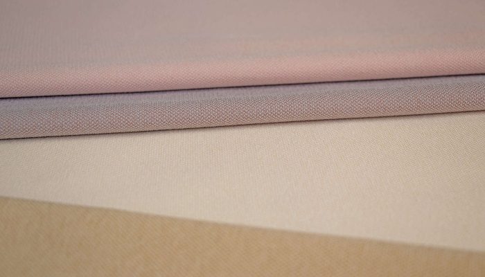 Camira Era 170 kumaşının pembe ve krem tonlarında ince balıksırtı dokulu yüzeyi