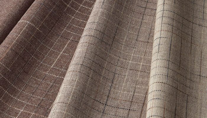 Camira Kyoto kumaşının kahve, taupe ve krem tonlarında ince ızgara desenli dökümlü yüzeyi