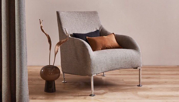 Camira Monochrome Sett siyah beyaz mikro kazayağı desenli kumaşla döşenmiş koltuk, kazayağı perde ve lacivert, taba minderlerle