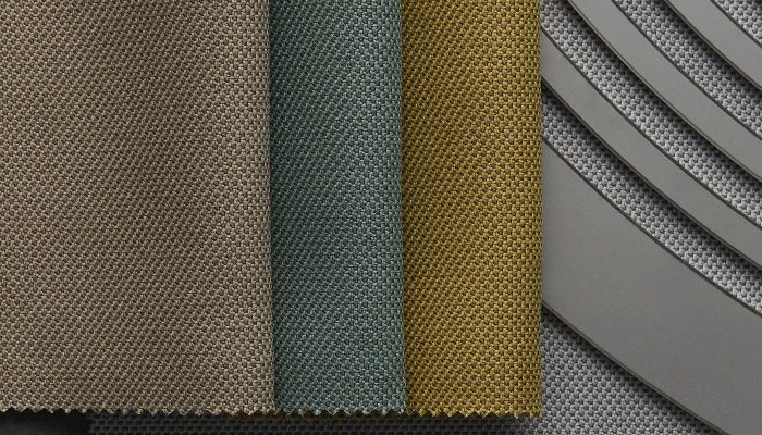 Camira RePlay Zero geri dönüştürülmüş polyester kumaşının taupe, petrol yeşili, hardal ve gri tonlarda sepet dokulu örtüşen boyları