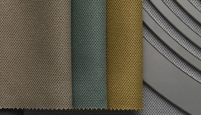 Camira RePlay Zero geri dönüştürülmüş polyester kumaşının taupe, petrol yeşili, hardal ve gri tonlarda sepet dokulu örtüşen boyları
