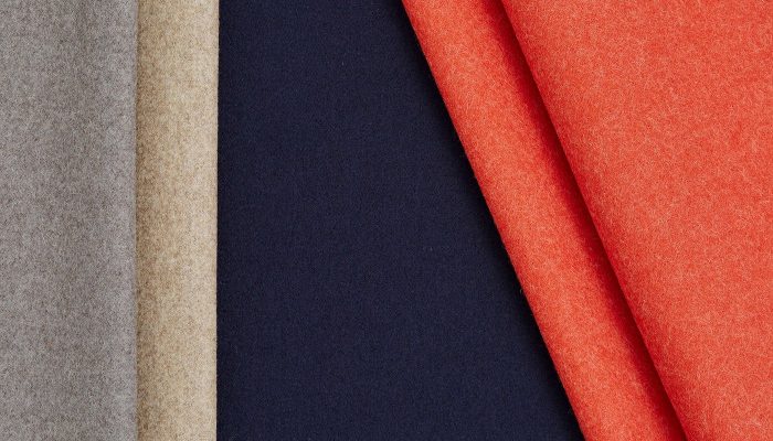 Camira Synergy 170 yün kumaşının gri, bej, lacivert ve turuncu tonlarında açılı renk kompozisyonu