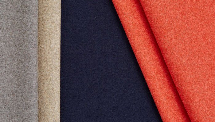 Camira Synergy 170 yün kumaşının gri, bej, lacivert ve turuncu tonlarında açılı renk kompozisyonu