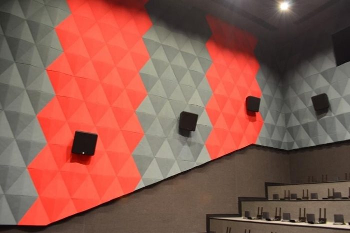 Salon duvarında kırmızı ve gri piramit akustik panel kompozisyonu