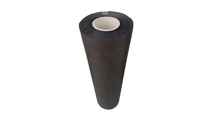Fibertex akustik kumaşın rulo ucundan görünen kalın siyah nonwoven dokusu