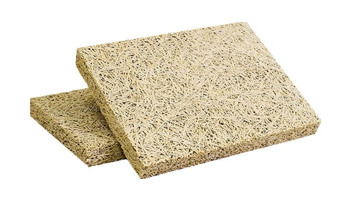 Üst üste duran iki naturel ahşap yünü levha ve kaba elyaf dokusu
