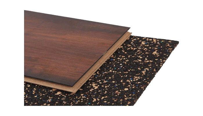 Mantar granülleriyle karışmış kauçuk şiltenin laminat parke altındaki dokusu