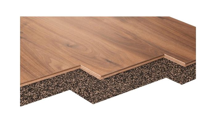 Kauçuk ve mantar granüllerinin karıştığı şiltenin laminat parke altındaki kesiti