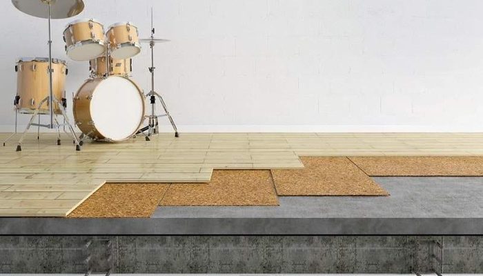 Müzik odasında davul setinin altındaki parke ve mantar şilte katmanları