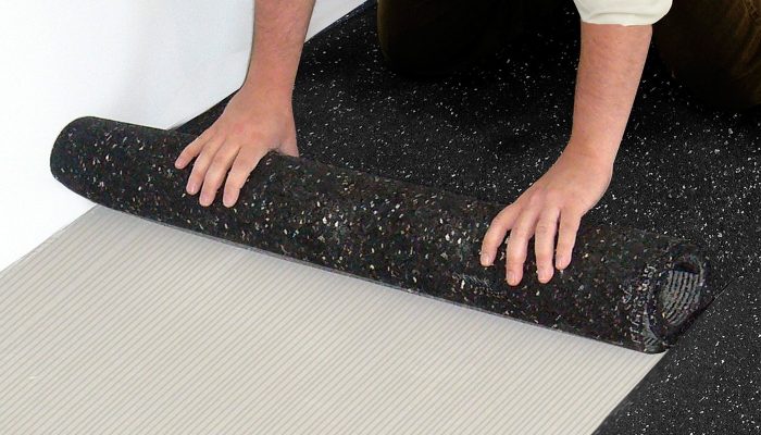 Zemine serilen kauçuk şiltenin rulodan açılarak yerleştirilmesi