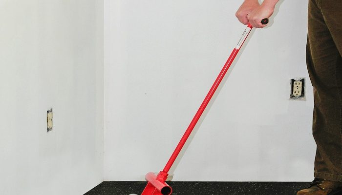 Serilen kauçuk şiltenin uzun saplı rulo ile zemine bastırılması