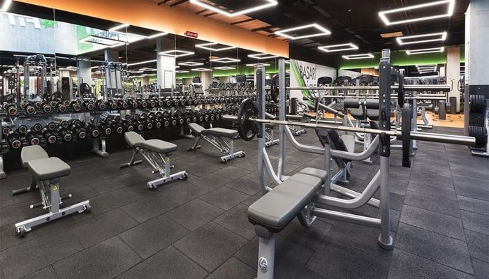 Halter sehpalarının ve sıraların durduğu kauçuk karo kaplı salon zemini
