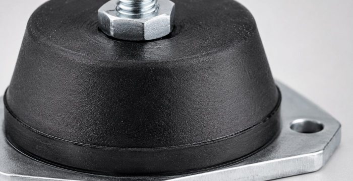 Makine titreşim takozunun kauçuk yüzeyi ve dişli cıvatası, malzeme dokusunu gösteren makro detay çekim