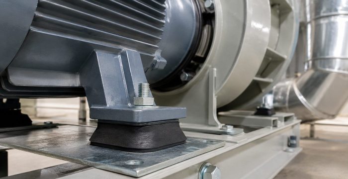 Fan motoru ayağının altında cıvatayla monte edilmiş elastomer makine titreşim takozu