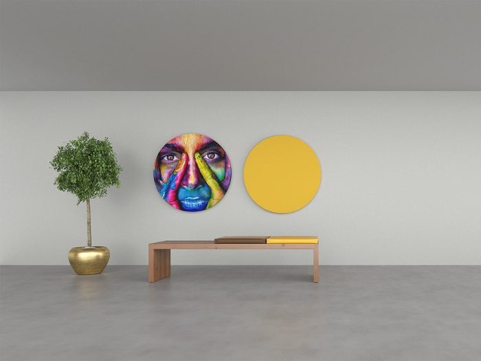 Lobi duvarında renkli oval akustik panel kompozisyonu